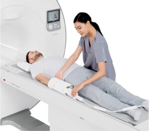 Técnico preparando paciente para estudio de resonancia magnética MRCP en San Juan MRI & CT